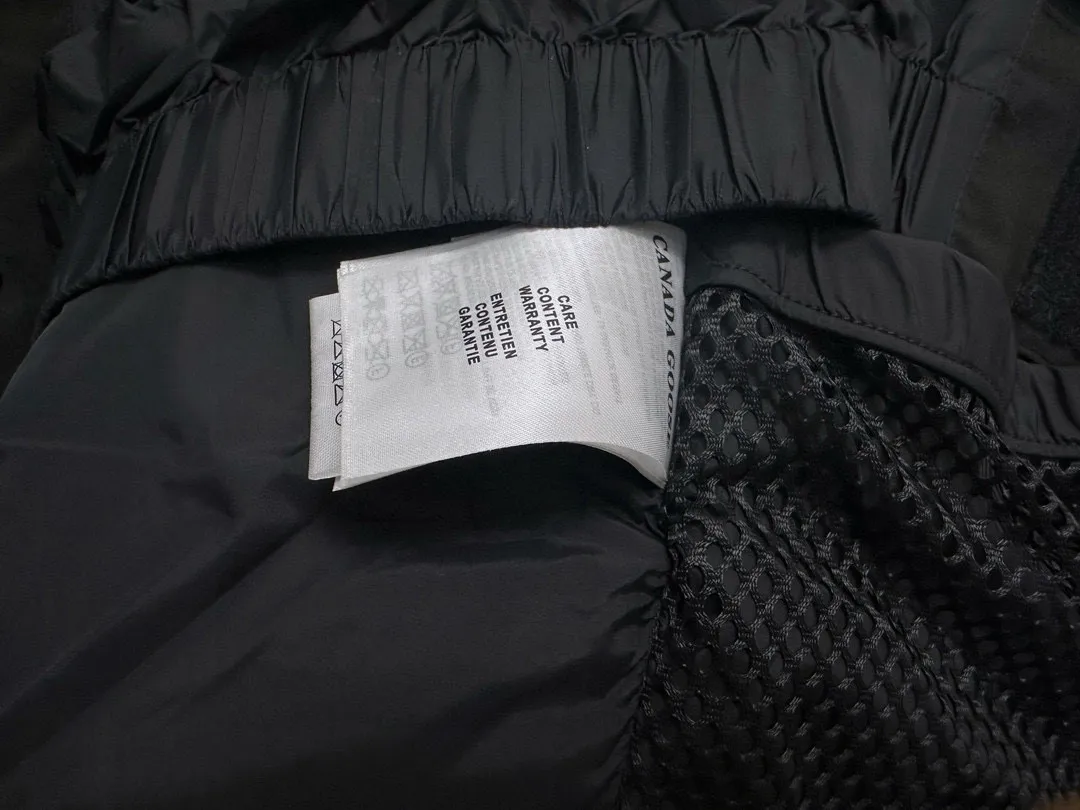 P780 Top Purchasing Version (Wolf Hair Optional) 🇨🇦CANADA GOOES 24 new models 08 models/couple models Factory direct supply: supplying global purchasing agents, micro-business, entities, Tmall, high-end stalls and studio cooperation, free shipping! Canada Goose Expedition Parka 2008 is the same style for men and women. It is mid-length and the most timeless classic. All Arctic and Antarctic scientific expedition teams choose Canada Goose as their cold-proof equipment. It is the Rolls-Royce of down jackets. ➖ Industry-leading anti-counterfeiting chip sensing. ➖ Imported Behringer embroidery machines and customized embroidery labels, the highest level and industry leading. ➖ Imported Korean 21-count polyester-cotton blended original fabric, TC85 waterproof coated fabric, water-repellent, windproof and wear-resistant. ➖ The new national standard 80 white duck down is filled with an average of 520 grams of down. The amount of down filled is industry-leading. ➖ 100% nylon lining with double double-layer sealing design to prevent velvet running, and seamless thread design on the cuffs! ➖ Western Canadian Green Wolf Collar. ➖ Yoshida YKK provides original factory-customized electroplated sliders. YKK two-way lockable zippers are tight and smooth and do not peel off paint. ➖ 3M composite Velcro is durable and the accessories and hardware are all custom-made. Note: Our copywriting is only simple and clear. Instead of bragging about the copywriting, it is better to compare and understand with samples. Only for the purest goose, the most dedicated, the most professional, the highest quality, the highest cost performance!  Size:XS-XXL